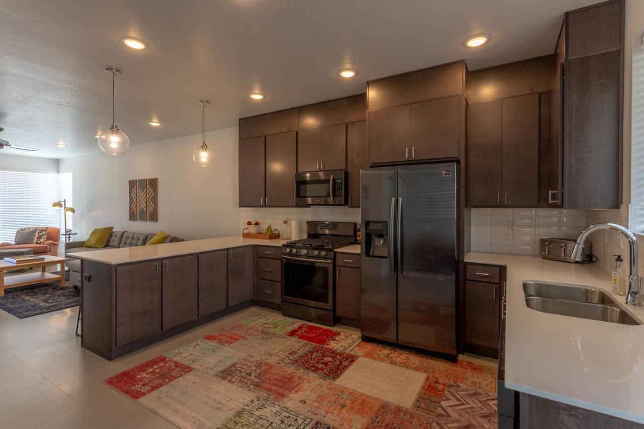 Lofts 13 4-Bedroom Modern Loft Steps From The Pool セントジョージ エクステリア 写真