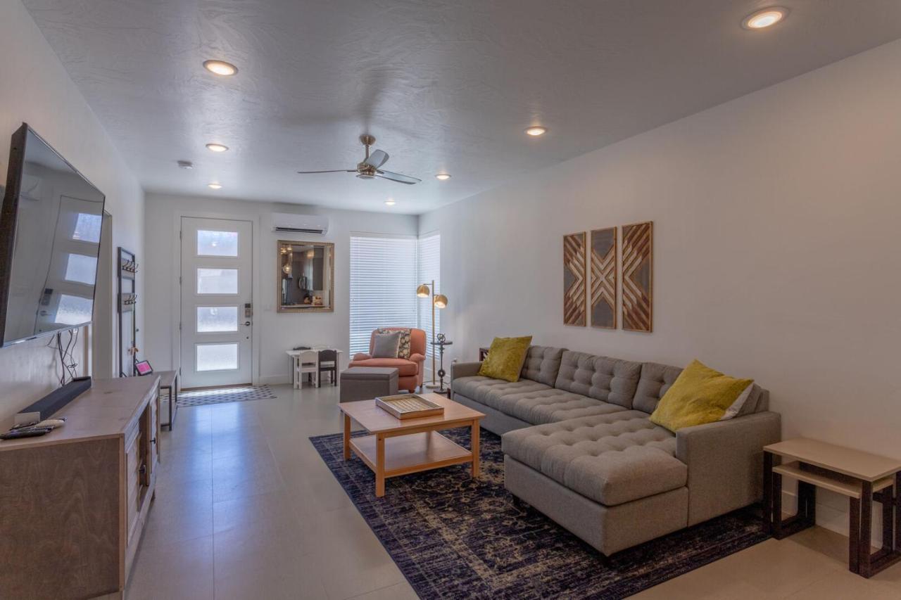 Lofts 13 4-Bedroom Modern Loft Steps From The Pool セントジョージ エクステリア 写真